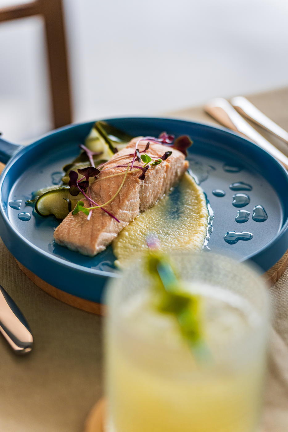 Salmón con gin tonic